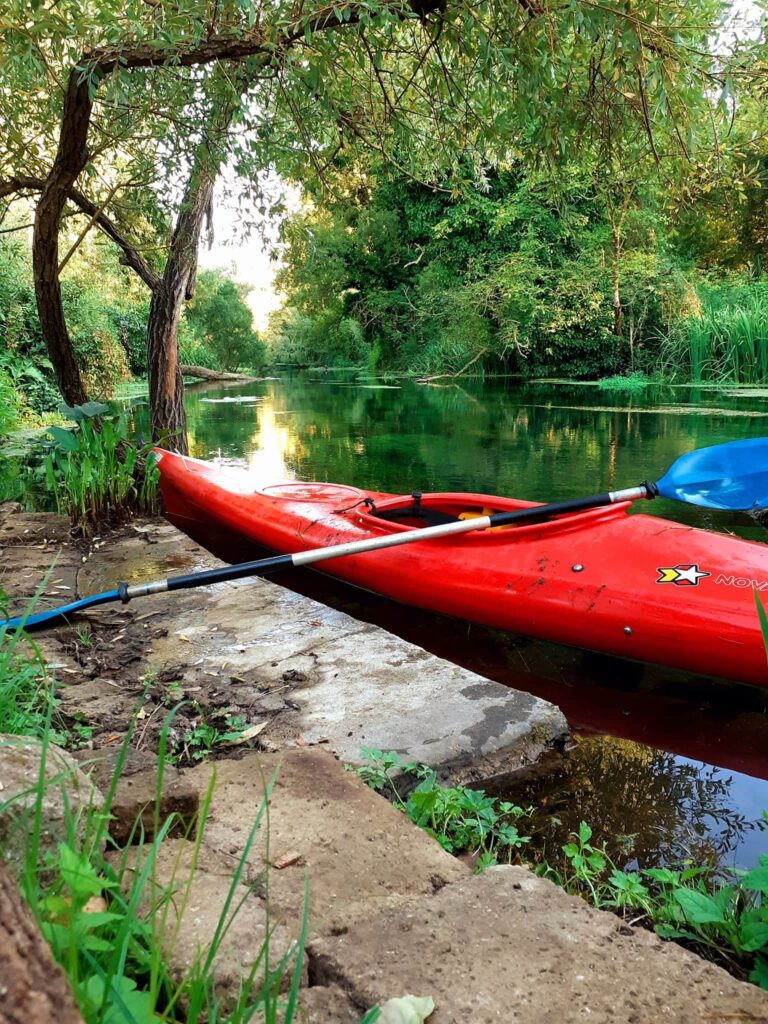 Oasi di Ninfa (Lt) Sacro fiume Ninfa. Giardini di Marco